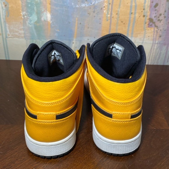 Jordan 1 Mid University Gold Black Basketball Shoes 554724-700 Mens size 10 - Picture 2 of 6